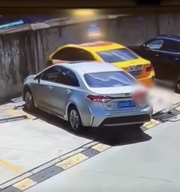 【有片】停車場踩錯油門變「對穿牆」 網民：霍格華茲九又四分三月台