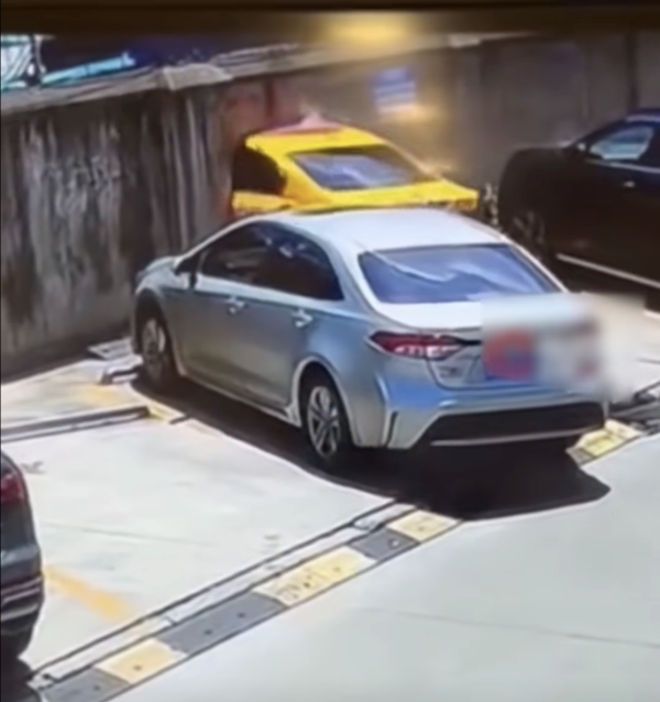 【有片】停車場踩錯油門變「對穿牆」 網民：霍格華茲九又四分三月台