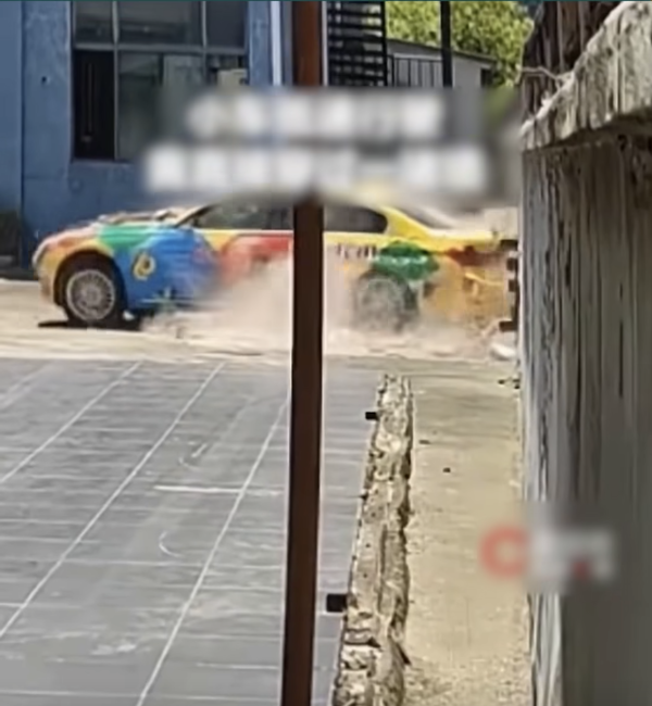 【有片】停車場踩錯油門變「對穿牆」 網民：霍格華茲九又四分三月台
