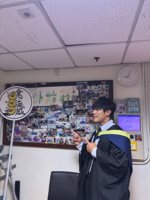 29岁男艺人港大苦读10年终于毕业！IG长文亲曝心声：步伐总系迟人少少