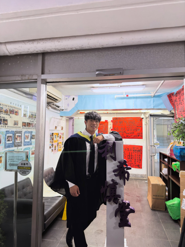 29岁男艺人港大苦读10年终于毕业！IG长文亲曝心声：步伐总系迟人少少