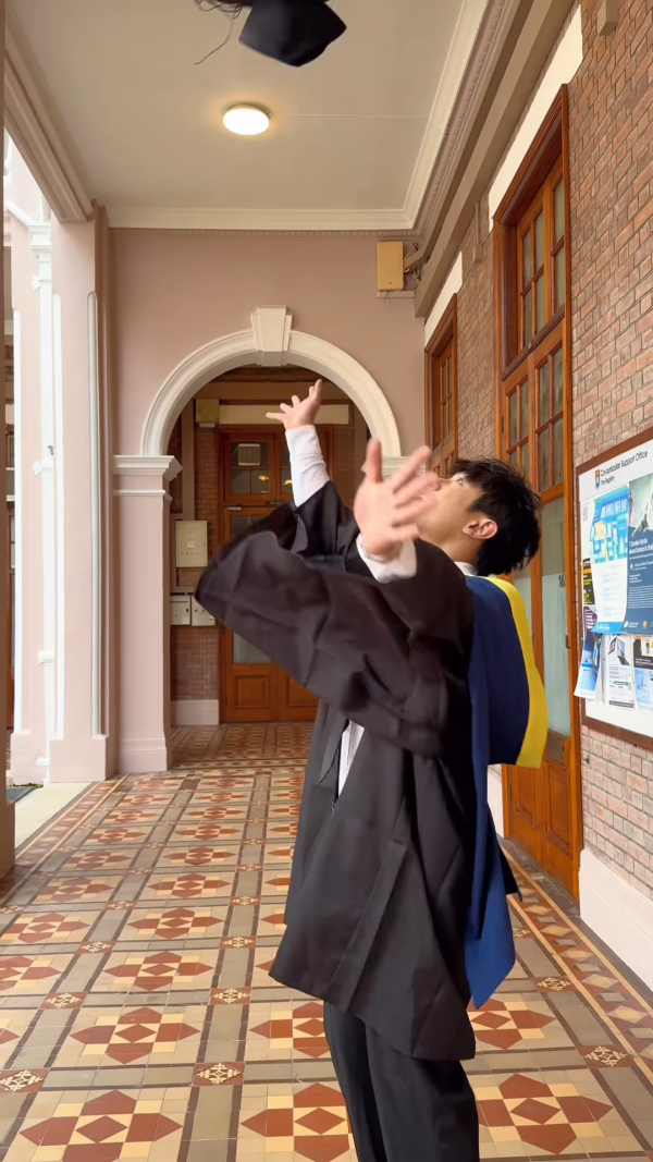 29岁男艺人港大苦读10年终于毕业！IG长文亲曝心声：步伐总系迟人少少