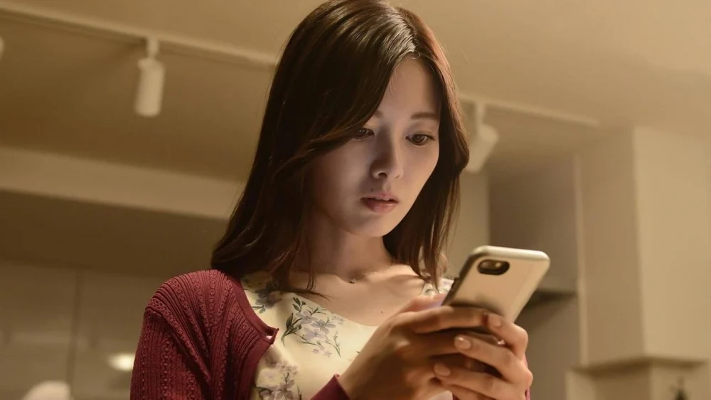WhatsApp认识“Uncle”？资深保险员陷网恋半年被骗2600万元。图片来源：剧集示意图