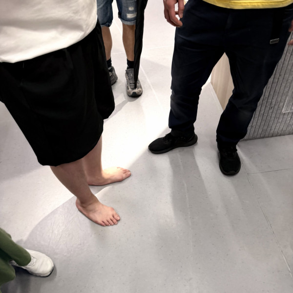 IKEA霸床熟睡醒来鞋子不见了?导演吴炜伦直击赤脚惨况!网友大赞好人一生平安