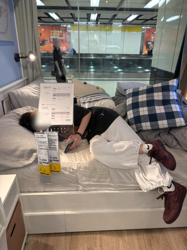 IKEA霸床熟睡醒来鞋子不见了?导演吴炜伦直击赤脚惨况!网友大赞好人一生平安