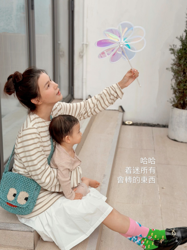 黃翠如蕭正楠大埔千呎獨立屋花園曝光！奶油白花園極寬敞震撼網民：大到傻