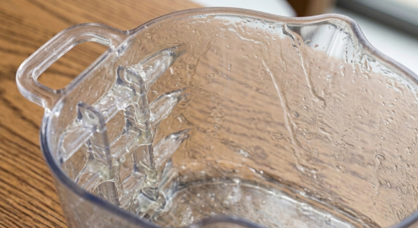 除湿机水箱黏糊糊洗不净!惊现滑溜溜生物膜恐致过敏性肺炎!网友实测水箱放1物极速防菌