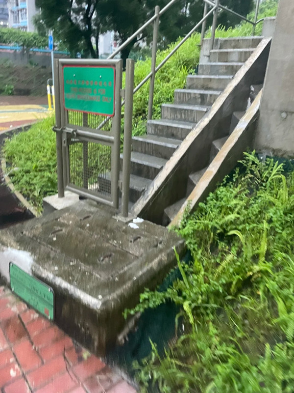 香港山边铁闸边门大开?内地客困惑意义何在!网友神回复:这种叫法理性防御