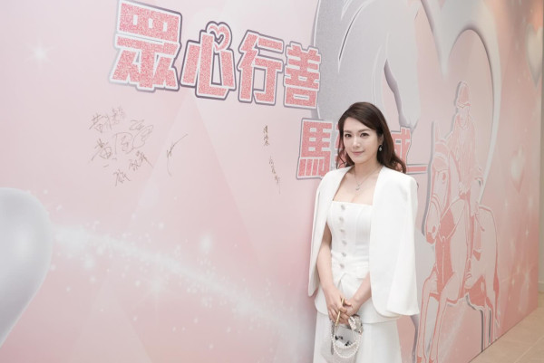 43岁苟芸慧出海大解放再现性感“神图” 侧身线条胸形毕露令人喷鼻血