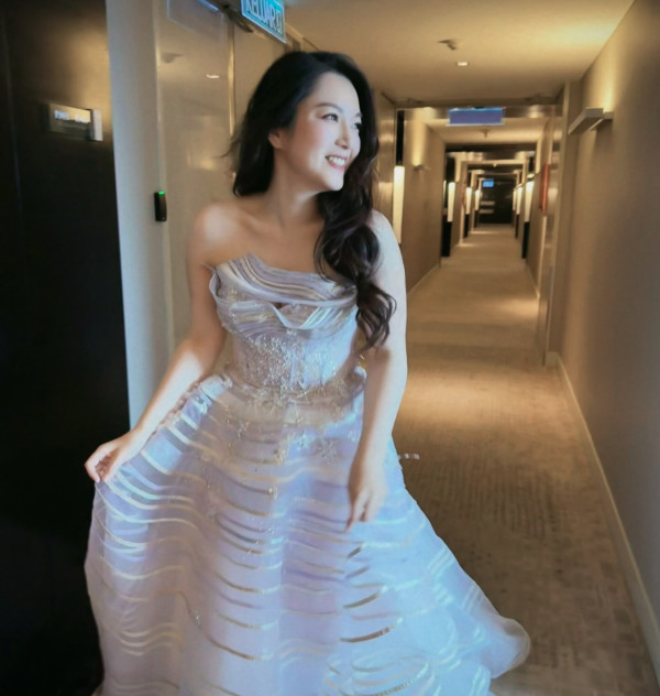 43歲失婚性感女神正式全面復出！邪惡高炒超低胸夾深長事業線震撼眼球