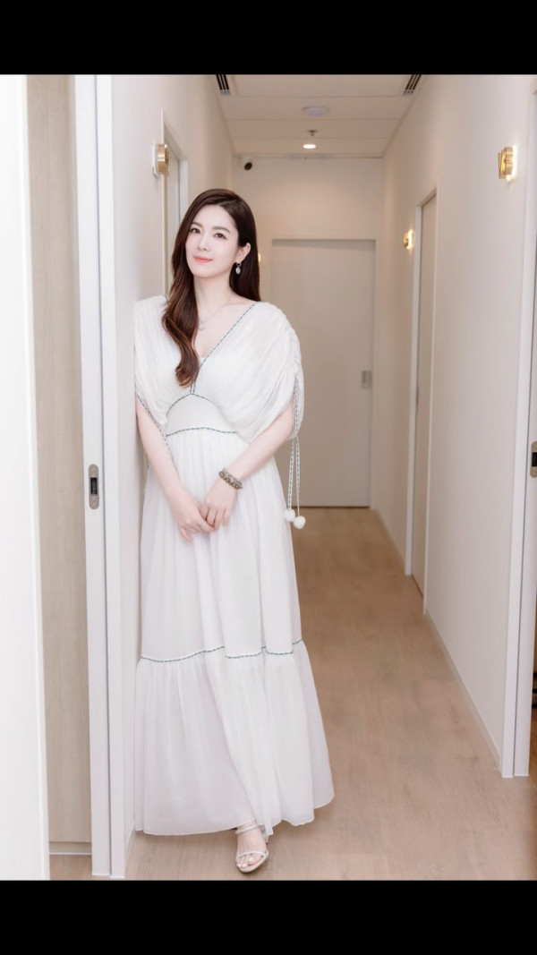 43歲失婚性感女神正式全面復出!邪惡高炒超低胸夾深長事業線震撼眼球