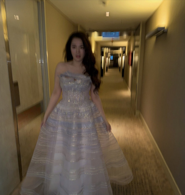 43歲失婚性感女神正式全面復出！邪惡高炒超低胸夾深長事業線震撼眼球