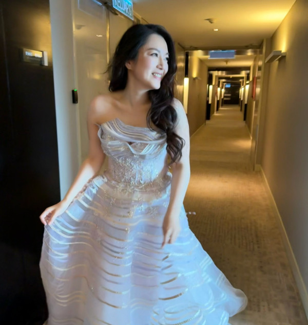 43歲失婚性感女神正式全面復出!邪惡高炒超低胸夾深長事業線震撼眼球