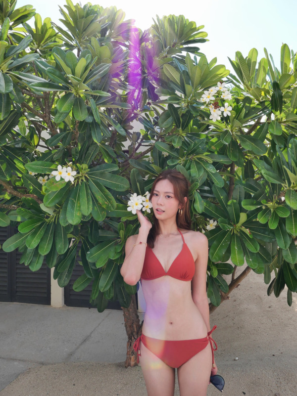 游嘉欣激罕性感破格解放比基尼照!摆脱屋邨妹形象转型晒“股惑”身材