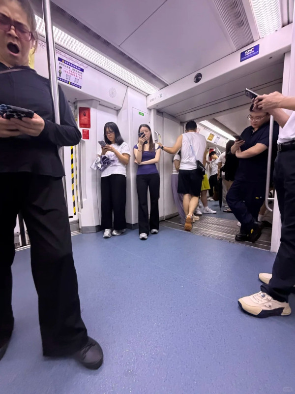 內地遊客發文投訴「出境香港後終於能蹲下」 惹小紅書兩極留言:地鐵蹲著極不雅觀