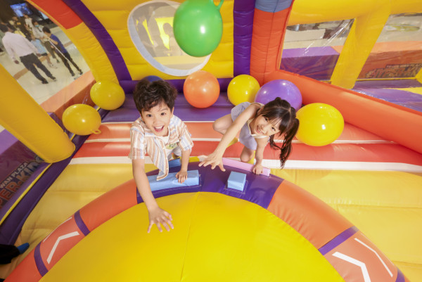 【暑假好去處】荃灣廣場「HYPER·KIDS水陸躍動挑戰站」！1,600呎水上樂園+充氣極限障礙賽（附換領詳情）