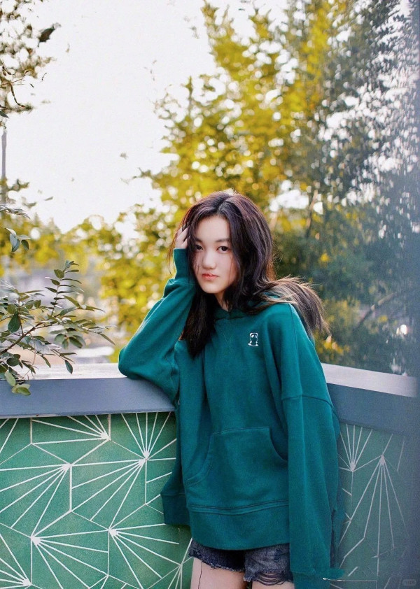 王菲20岁小女儿李嫣近照曝光兔唇完美蜕变！175cm高冷美人气质完美复刻妈妈