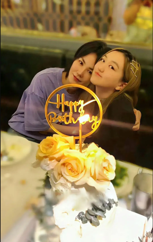 王菲20岁小女儿李嫣近照曝光兔唇完美蜕变！175cm高冷美人气质完美复刻妈妈