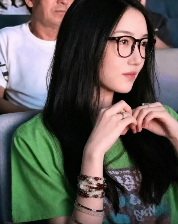 王菲20岁小女儿李嫣近照曝光兔唇完美蜕变！175cm高冷美人气质完美复刻妈妈