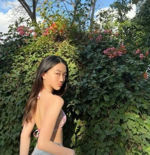 王菲20岁小女儿李嫣近照曝光兔唇完美蜕变！175cm高冷美人气质完美复刻妈妈