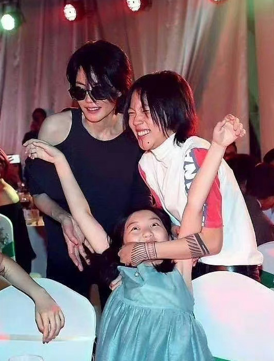 王菲20岁小女儿李嫣近照曝光兔唇完美蜕变！175cm高冷美人气质完美复刻妈妈