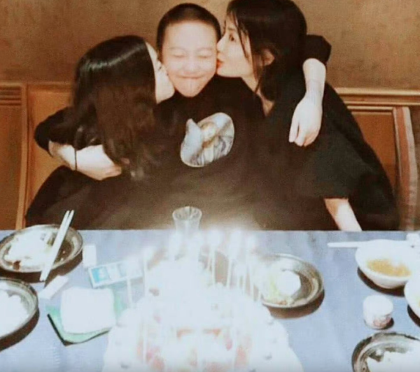 王菲20岁小女儿李嫣近照曝光兔唇完美蜕变！175cm高冷美人气质完美复刻妈妈