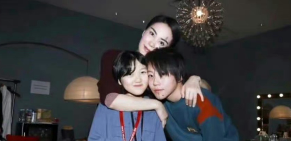 王菲20岁小女儿李嫣近照曝光兔唇完美蜕变！175cm高冷美人气质完美复刻妈妈