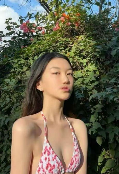 王菲20岁小女儿李嫣近照曝光兔唇完美蜕变！175cm高冷美人气质完美复刻妈妈