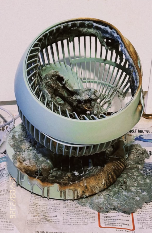 恐怖電器意外！電風扇半夜起火噴火柱 1分鐘熔化燒到面目全非【提醒家居用電 4 大禁忌】