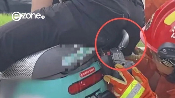 【影片瘋傳】電動車充電引發恐怖爆炸！男子雙手被炸傷全因做錯 1 個動作