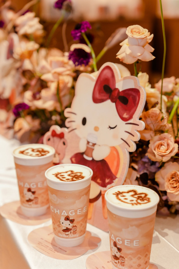 霸王茶姬 x Hello Kitty 主題店登港！3款香港限定特調/Kitty盲盒公仔袋/各款限定周邊