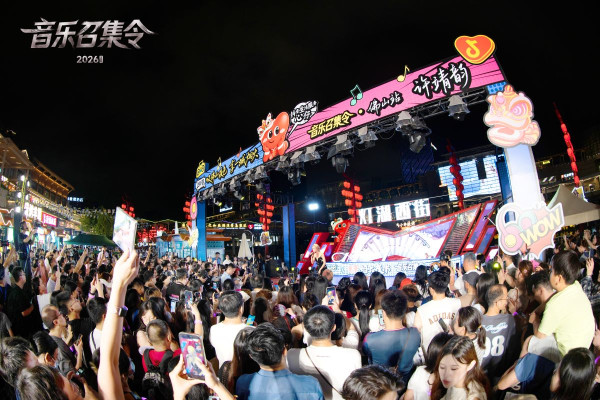 許靖韻佛山街頭挑戰極速「吹雞」　火力全開狂拉人全場企滿興奮大叫：好癲呀！