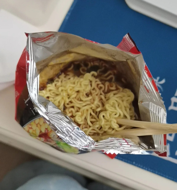即食麵煮法｜袋裝即食麵直接加滾水焗？專家警告隨時吞微塑膠傷肝 附食安中心正確指引