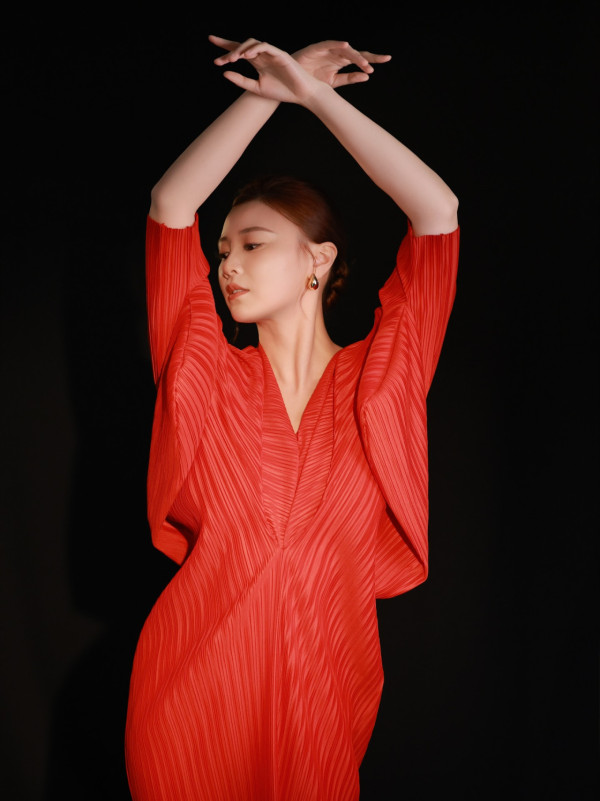 惊传朱晨丽突然闪婚报喜秘密嫁人结婚？闺蜜陈炜爆口6个字疑似泄密