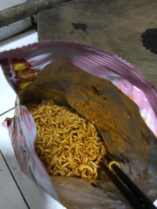 即食麵煮法｜袋裝即食麵直接加滾水焗？專家警告隨時吞微塑膠傷肝 附食安中心正確指引