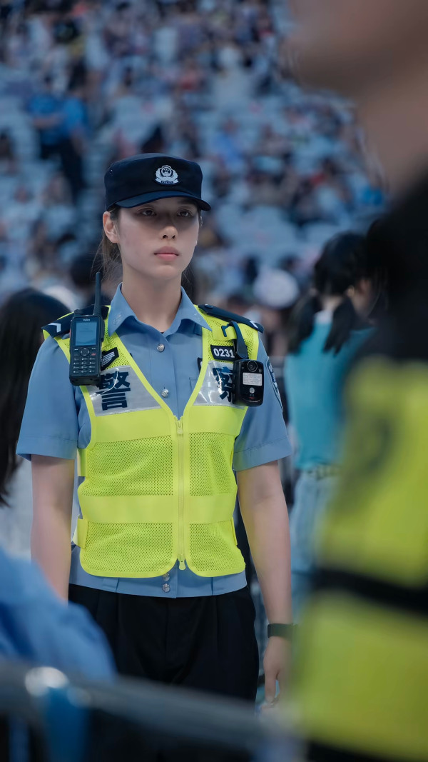 男團內地開演唱會網民意外錯重點！ 執勤警察高顏值高學歷成熱話 網民激讚「靚過明星！」 