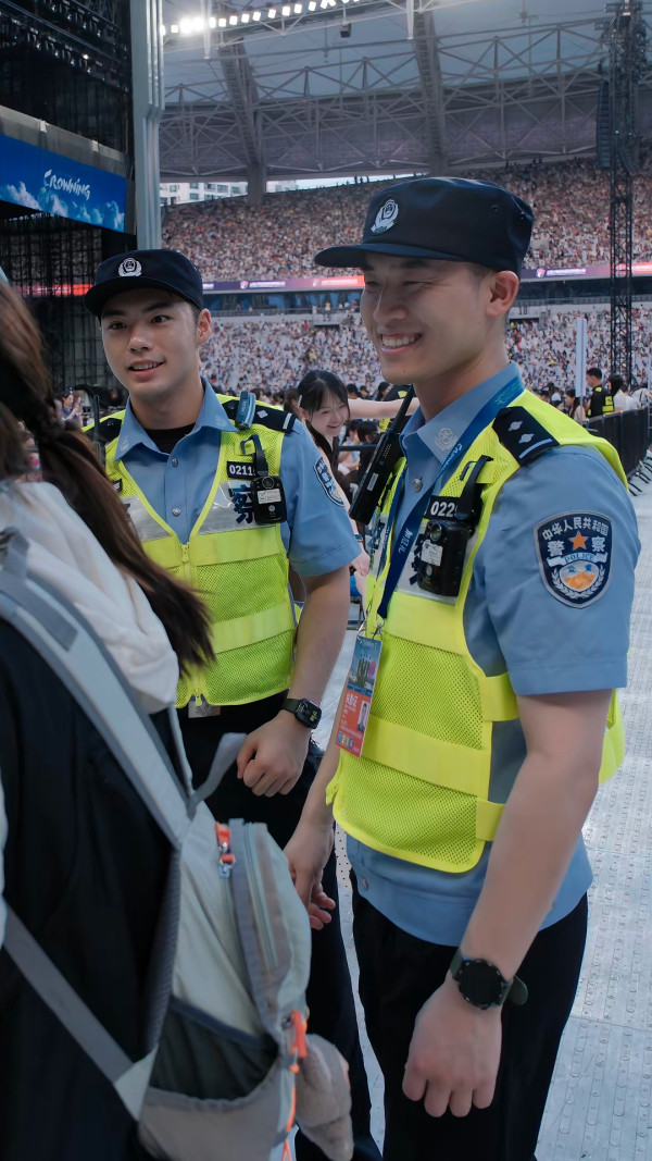 男團內地開演唱會網民意外錯重點！ 執勤警察高顏值高學歷成熱話 網民激讚「靚過明星！」 
