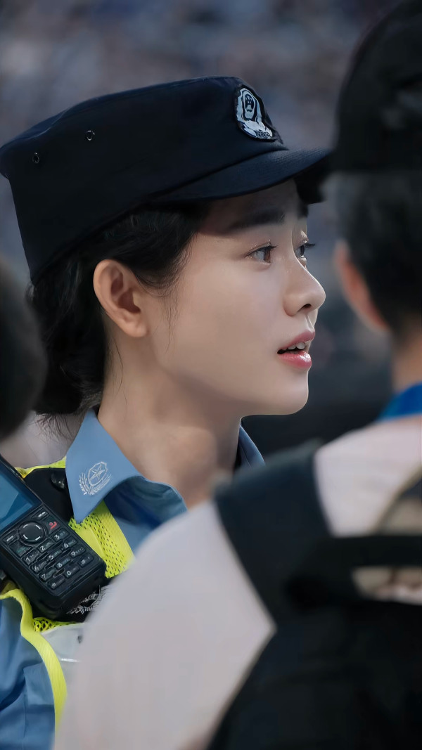 男團內地開演唱會網民意外錯重點！ 執勤警察高顏值高學歷成熱話 網民激讚「靚過明星！」 