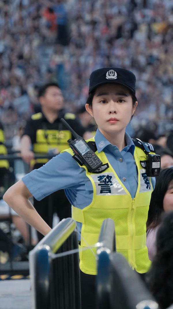男團內地開演唱會網民意外錯重點！ 執勤警察高顏值高學歷成熱話 網民激讚「靚過明星！」 