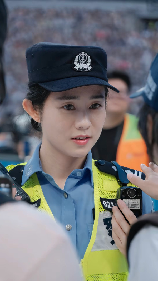男團內地開演唱會網民意外錯重點！ 執勤警察高顏值高學歷成熱話 網民激讚「靚過明星！」 