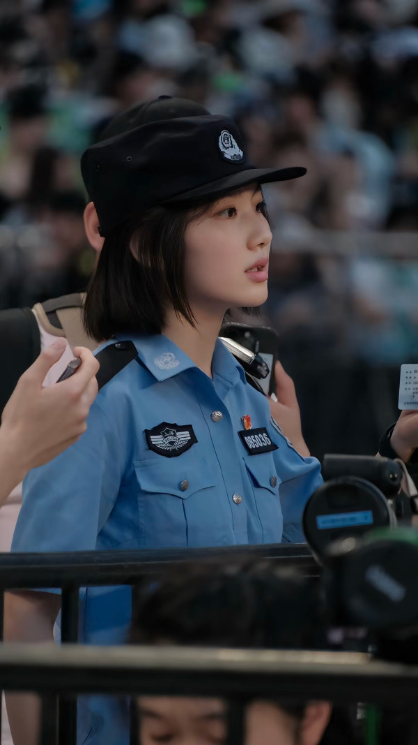 男團內地開演唱會網民意外錯重點！ 執勤警察高顏值高學歷成熱話 網民激讚「靚過明星！」 