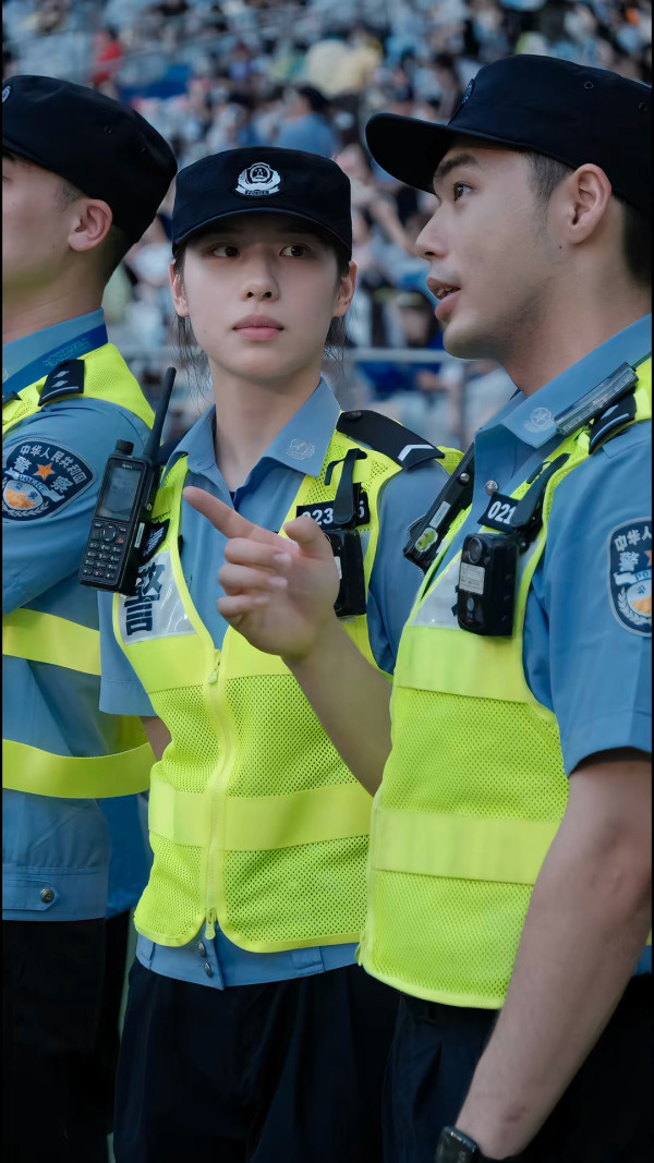 男團內地開演唱會網民意外錯重點！ 執勤警察高顏值高學歷成熱話 網民激讚「靚過明星！」 