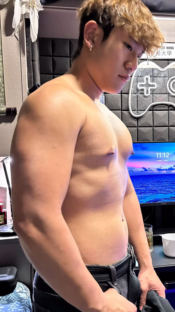 29歲爆肌男藝人首戰健美比賽即奪冠!獲李綺雯教練老公特訓一年半脫胎換骨