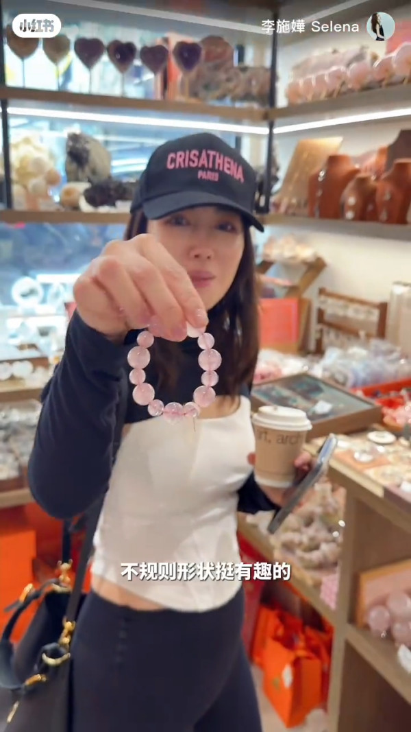 45歲李施嬅兩度被飛後公開單身生活！一舉動證明恨脫單仍然渴望愛情