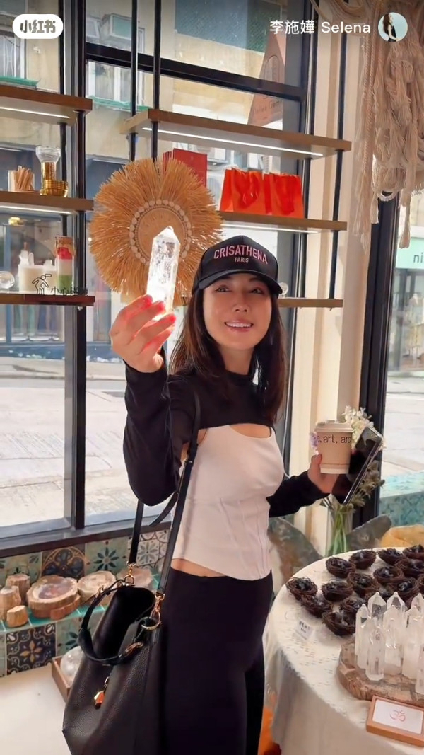 45歲李施嬅兩度被飛後公開單身生活！一舉動證明恨脫單仍然渴望愛情