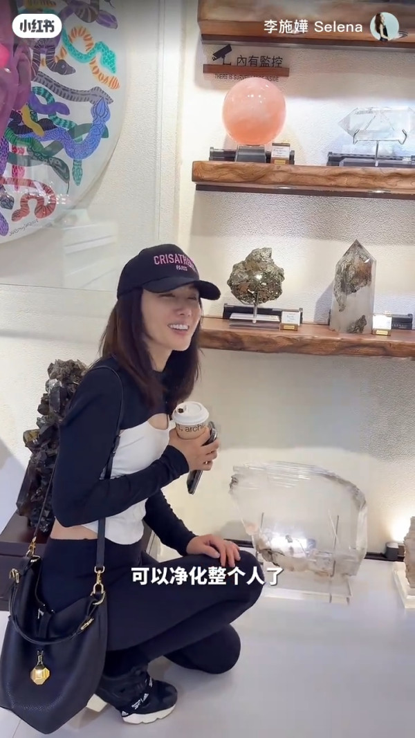45歲李施嬅兩度被飛後公開單身生活！一舉動證明恨脫單仍然渴望愛情