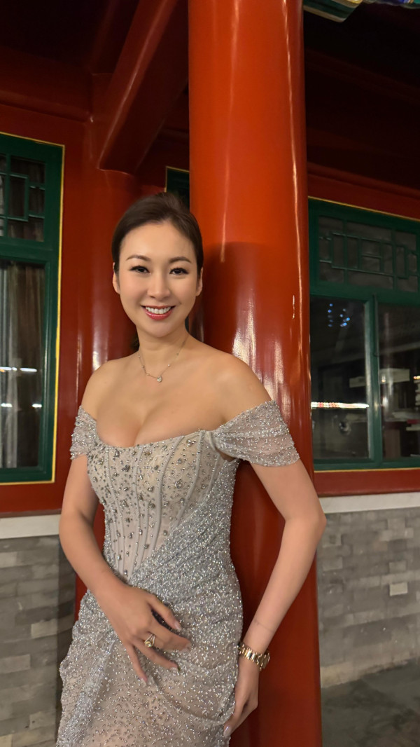 新婚人妻罕晒極少布比堅尼超震撼！自信谷爆5吋深溝霸氣曝：I’m back！
