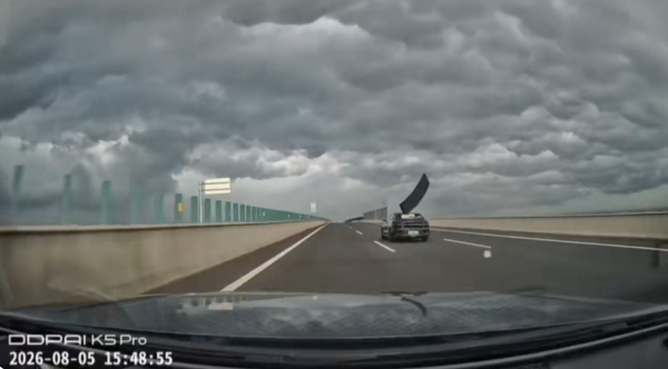 高速公路驚魂直擊！前車後擋風玻璃突飛脫 尾隨車無得避「硬食撞碎」【有片】