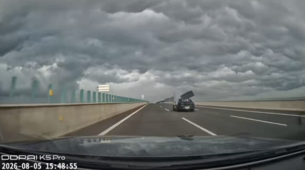 高速公路驚魂直擊！前車後擋風玻璃突飛脫 尾隨車無得避「硬食撞碎」【有片】
