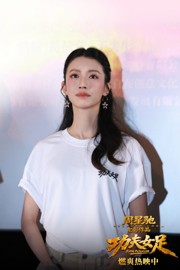 功夫女足｜蔡思貝挑戰盲人骨妹「孖八」獲周星馳公開高度認可：最像李小龍的女演員！